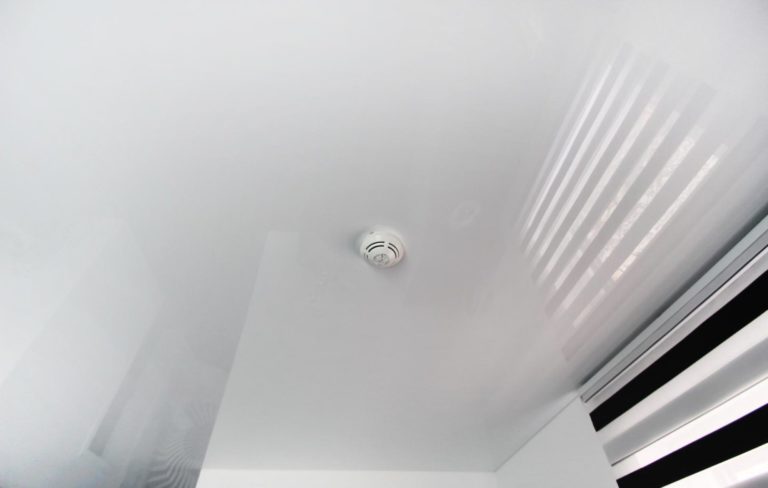 Spanndecke HG weiss Flur Rauchmelder