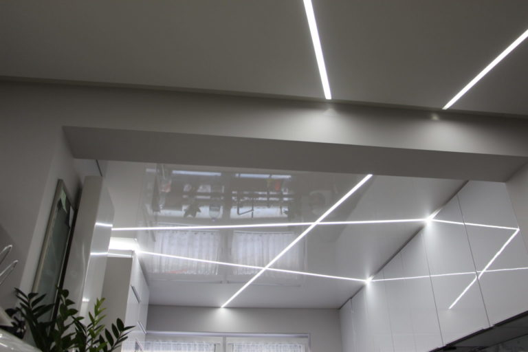 Spanndecken weiß mit Lichtleisten