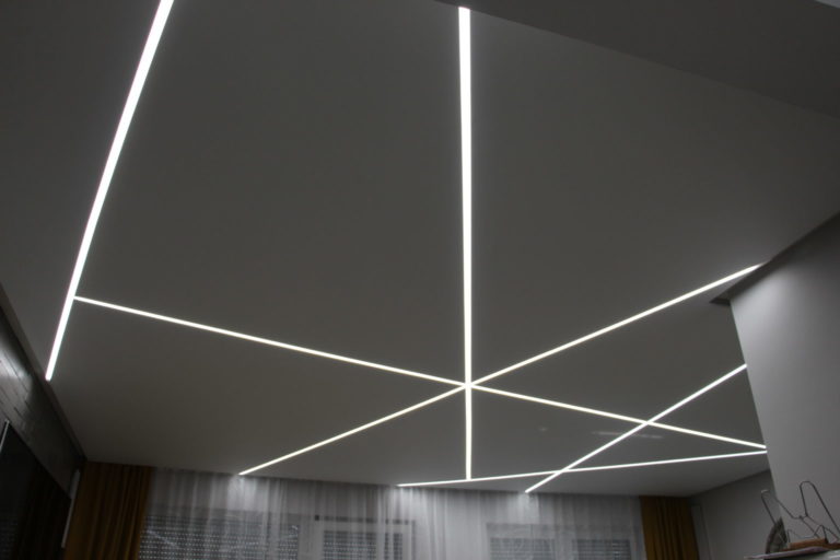 Spanndecken weiß mit Lichtleisten