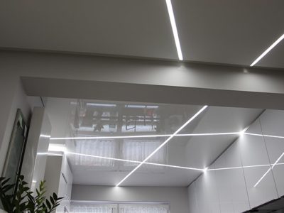 Spanndecken weiß mit Lichtleisten